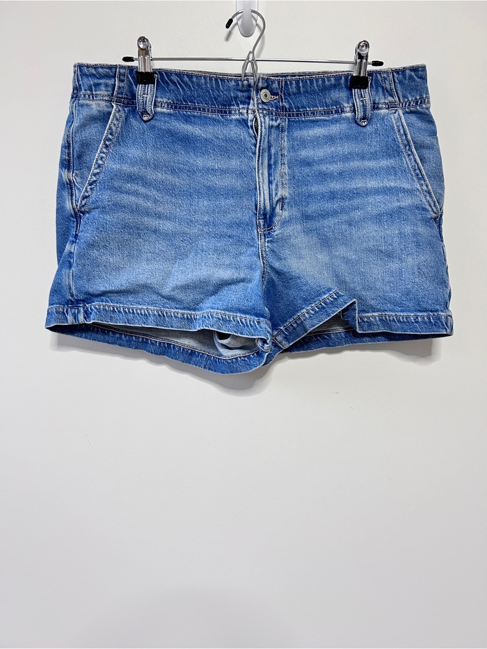 American Eagle Mom Short Women’s 16 light Blue Denim Jean Shorts Casual Mid-Rise
